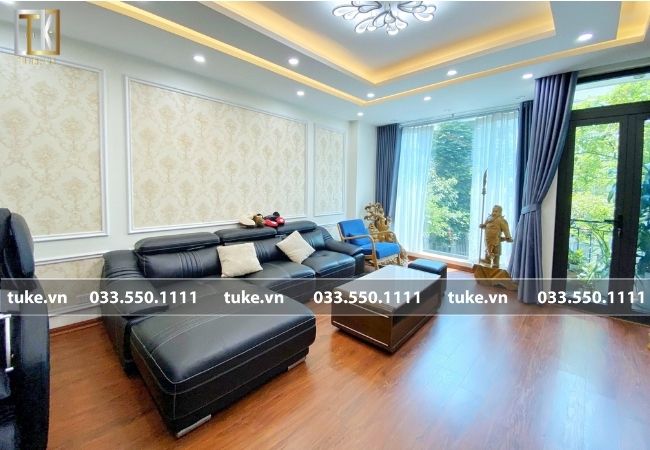 Bàn trà và kệ tivi được kết hợp hài hòa cho không gian phòng khách