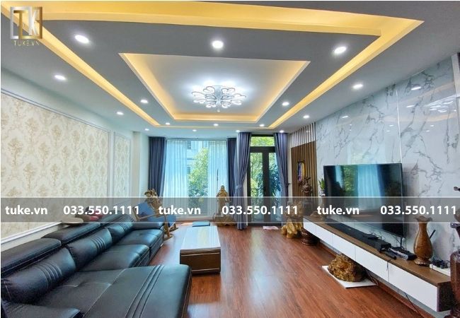 Thiết kế phòng khách với kệ tivi và bàn trà cực ăn ý