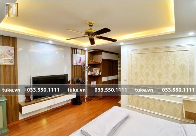 Nội thất phòng ngủ sang trọng với kệ tivi và tủ quần áo