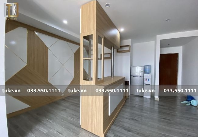 Thiết kế quầy bar cùng ốp tường màu nâu vàng giúp không gian thêm rộng rãi