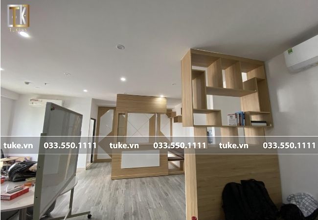 Kệ trang trí vừa để đồ vừa trưng bày sách giúp không gian làm việc lí tưởng hơn