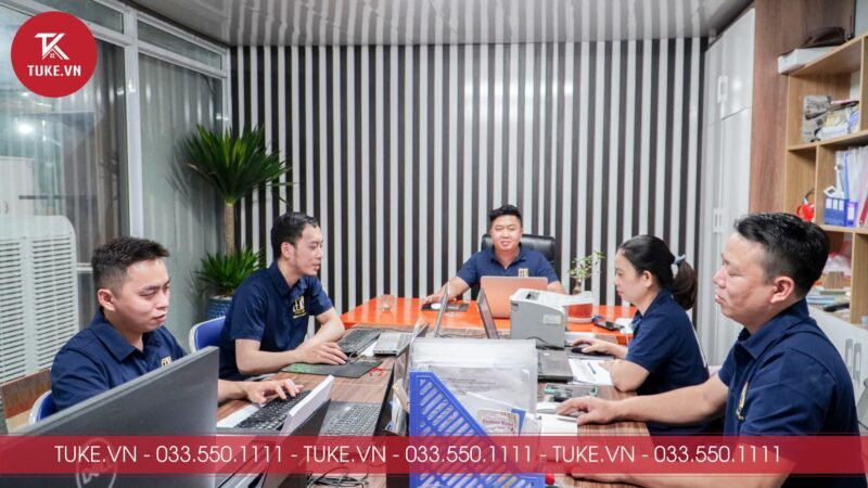 Đội ngũ kỹ thuật viên, nhân viên tư vấn chuyên nghiệp tại Tuke.vn