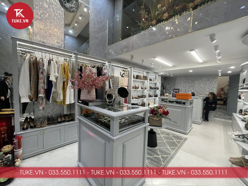 Không gian cửa hàng sau khi lắp tủ, kệ