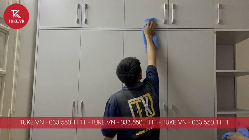 Nhân viên Tuke.vn lau dọn tủ trước khi nghiệm thu, bàn giao